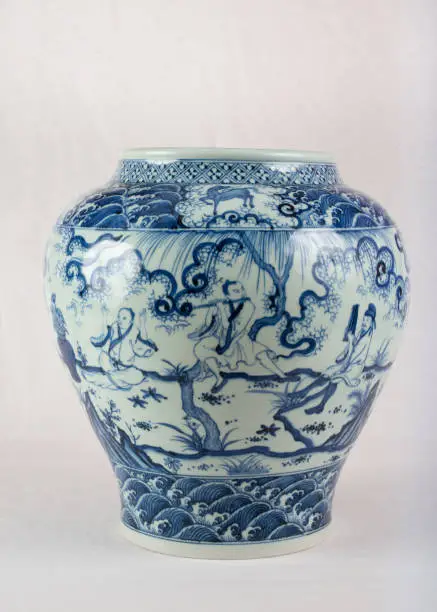 Grand vase chinois en porcelaine bleue et blanche, décor de scènes traditionnelles – art asiatique ancien