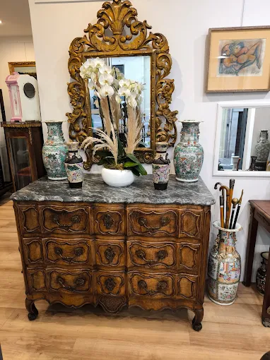 Vue générale de la boutique Antiquités Toulon – mobilier ancien, miroir d’époque et objets de collection